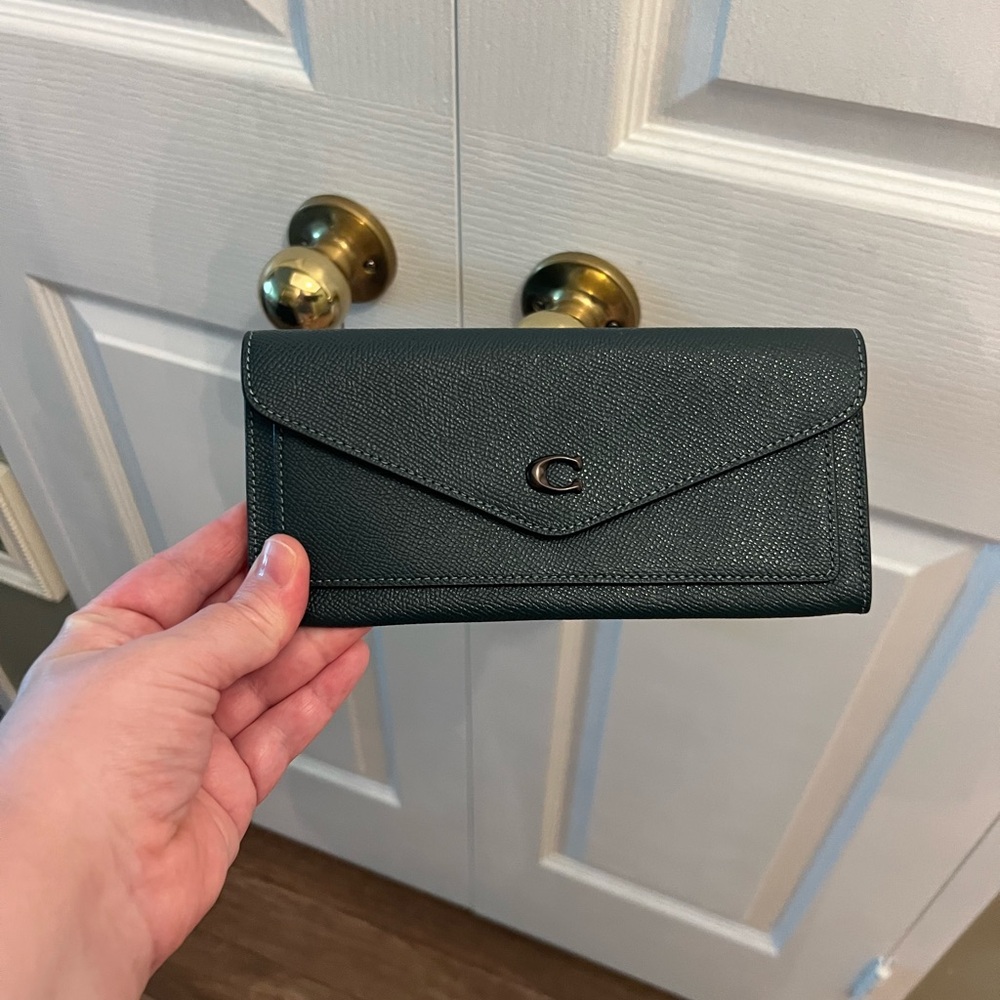 Coach GREEN Leather Wallet. Like new condition.